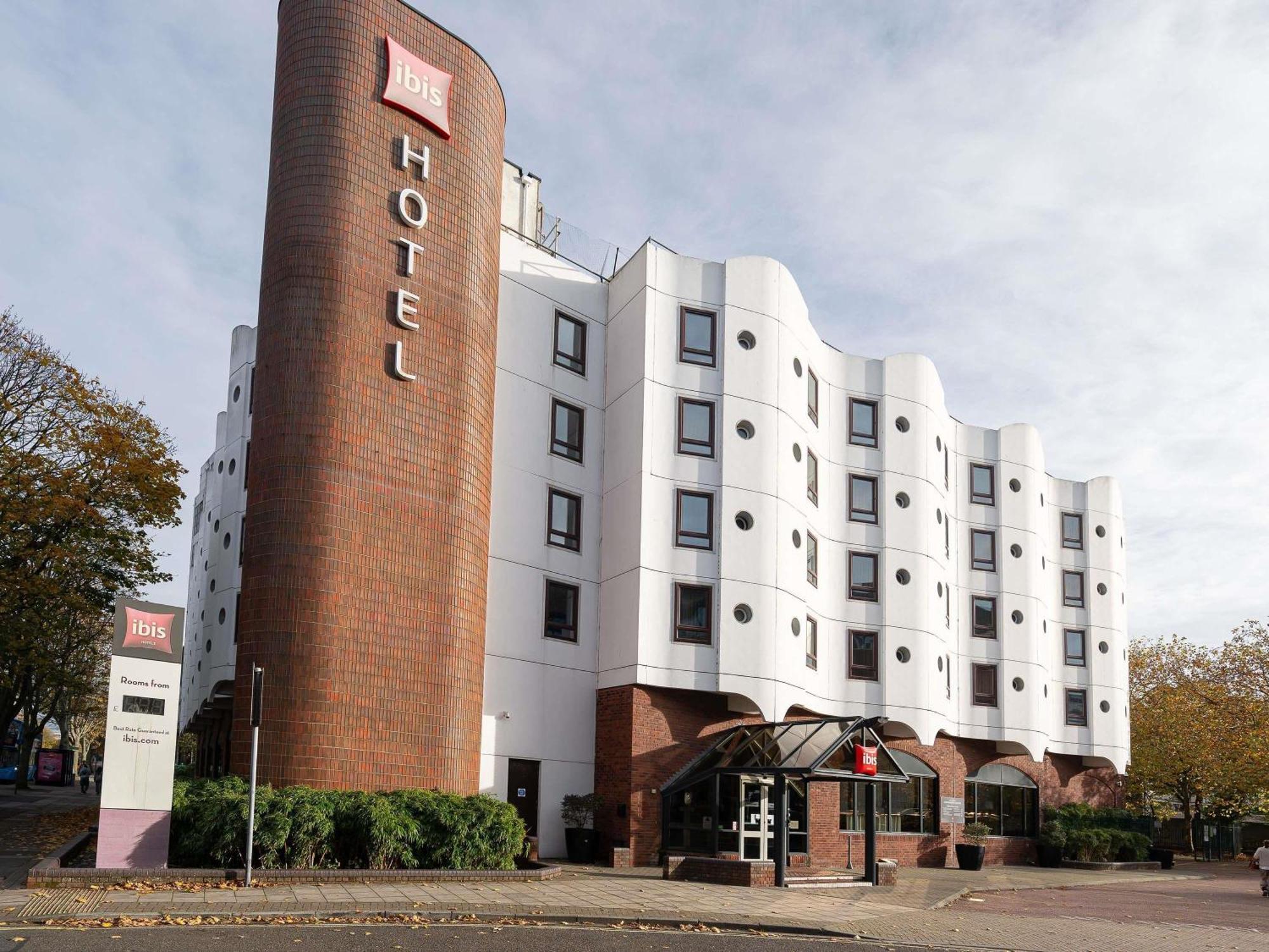 Where to Stay Near St. John's Cathedral: 4 Central Portsmouth Hotels