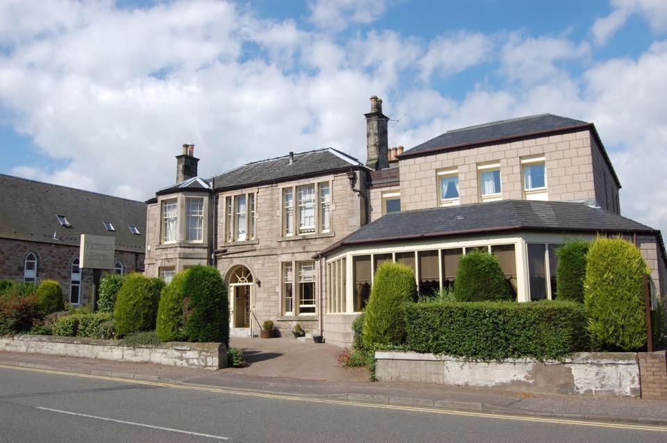 4 Family-Friendly Hotels Near Kinghorn Golf Club Worth Booking