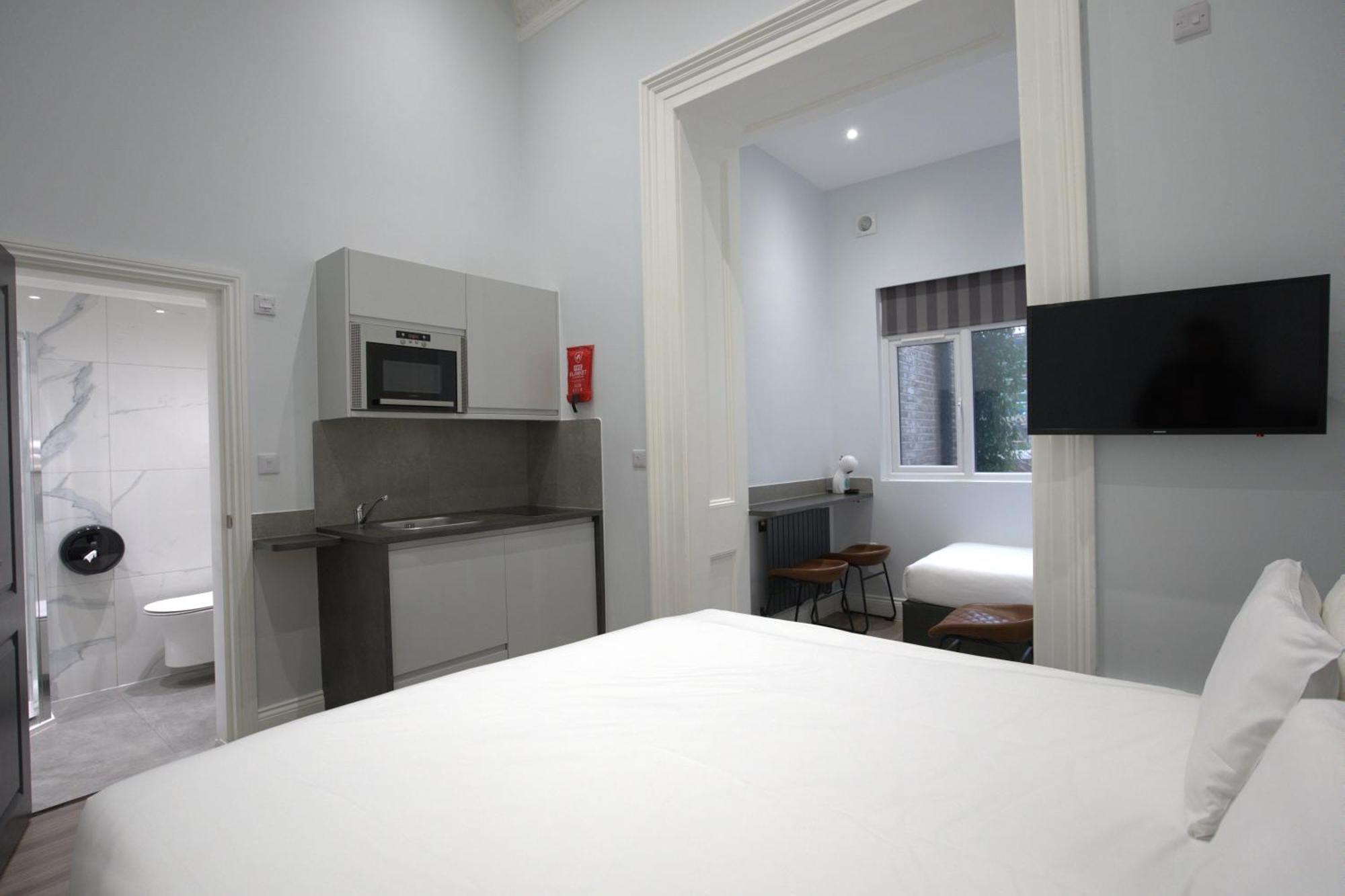 Where to Stay Near Piccadilly Circus: 8 Best 4-Star Hotels